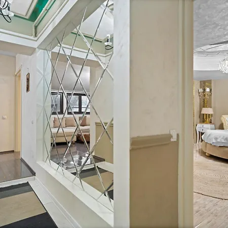 Classic Luxury At Mall *