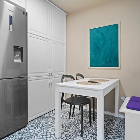 Classic Luxury At Mall *