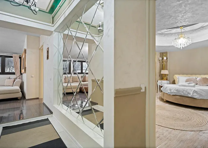 Classic Luxury At Mall *