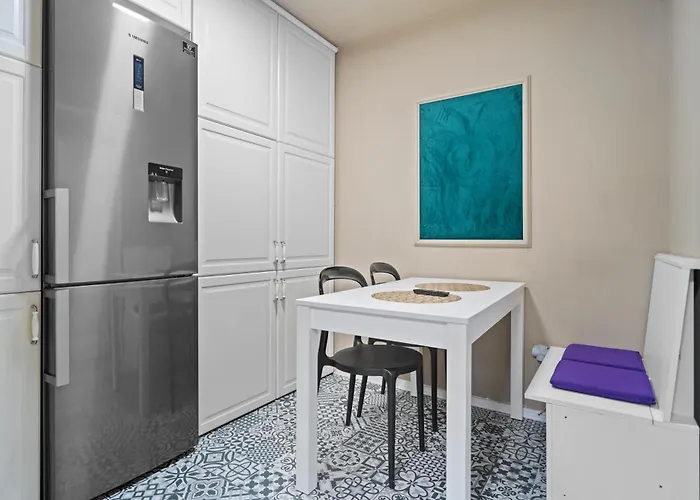 Classic Luxury At Mall *